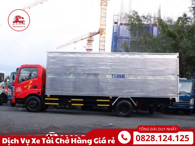 xe tải chở hàng