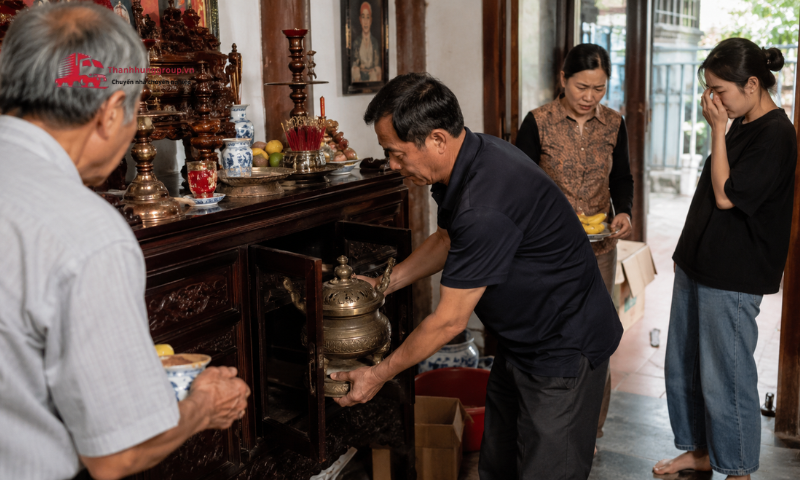 Di chuyển bàn thờ, đồ thờ cúng cần thực hiện cẩn thận và trang nghiêm